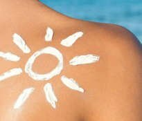 Jak przeciwdziałać uszkodzeniom skóry przez słońce?